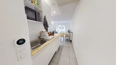 Keuken; keukenapparatuur, slimme apparaten, natuurlijk licht, moderne stijl