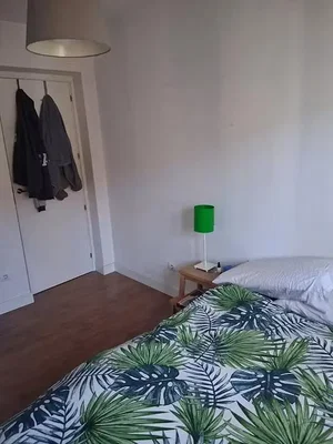 Schlafzimmer; holzboden, tageslicht