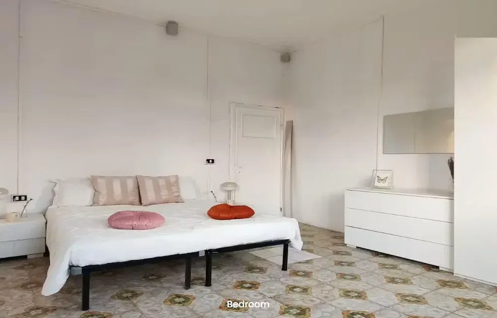 Schlafzimmer; fliesenboden, tageslicht
