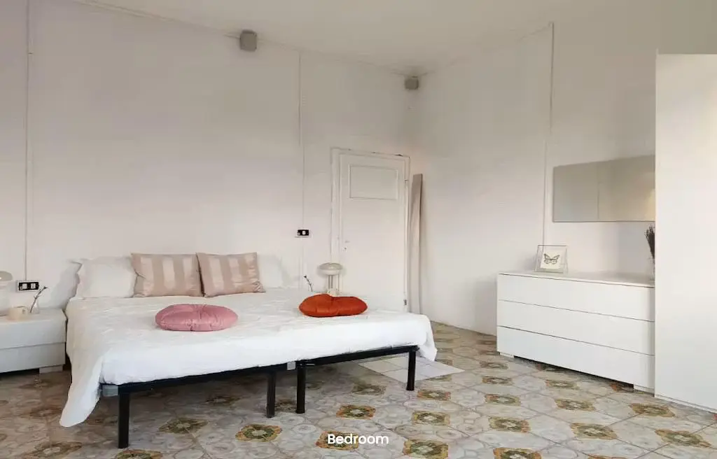 Schlafzimmer; fliesenboden, tageslicht