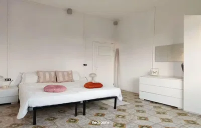 Schlafzimmer; fliesenboden, tageslicht