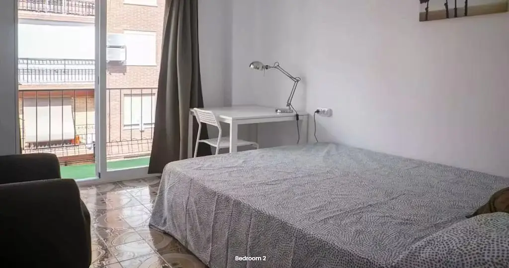 Schlafzimmer; fliesenboden, tageslicht