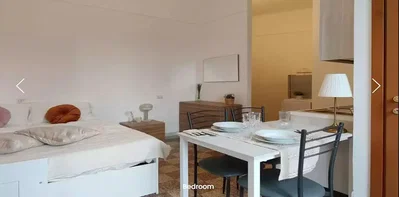 Camera da letto; luce naturale, pavimento in legno