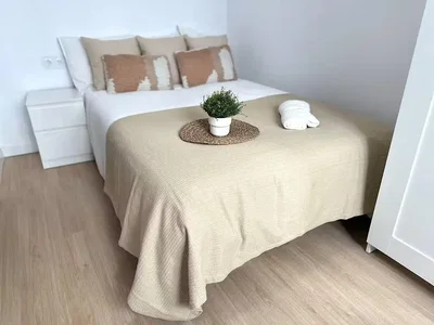 Spavaća soba; drveni pod, prirodno svjetlo