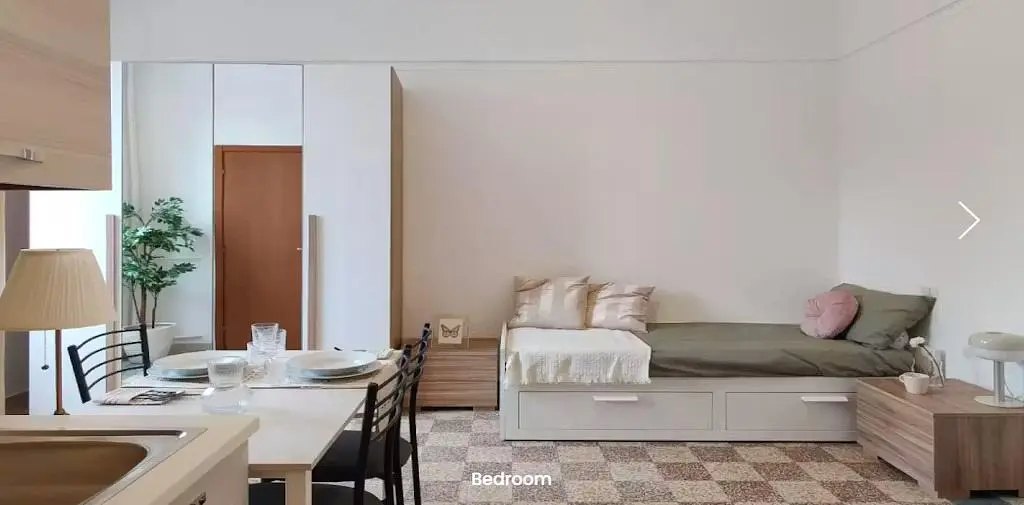 Camera da letto; luce naturale, pavimento in legno