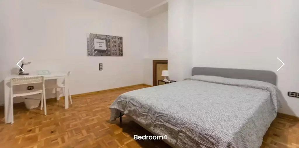 Schlafzimmer; holzboden, tageslicht