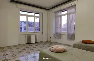 Schlafzimmer; tageslicht, renovierungsbedürftig, fliesenboden