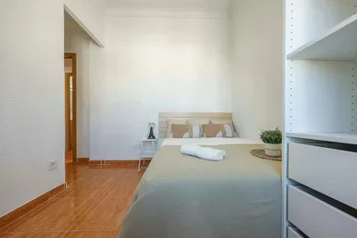 Schlafzimmer; holzboden, tageslicht