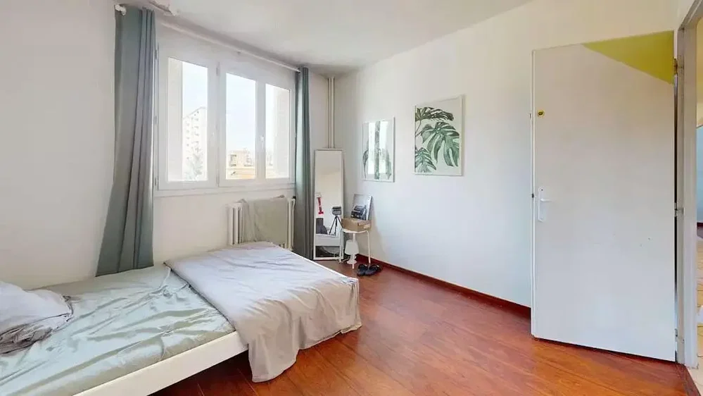 Schlafzimmer; tageslicht, holzboden