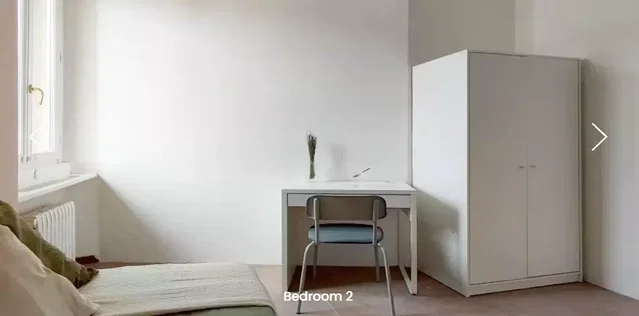 Spálňa; prirodzené svetlo, drevená podlaha