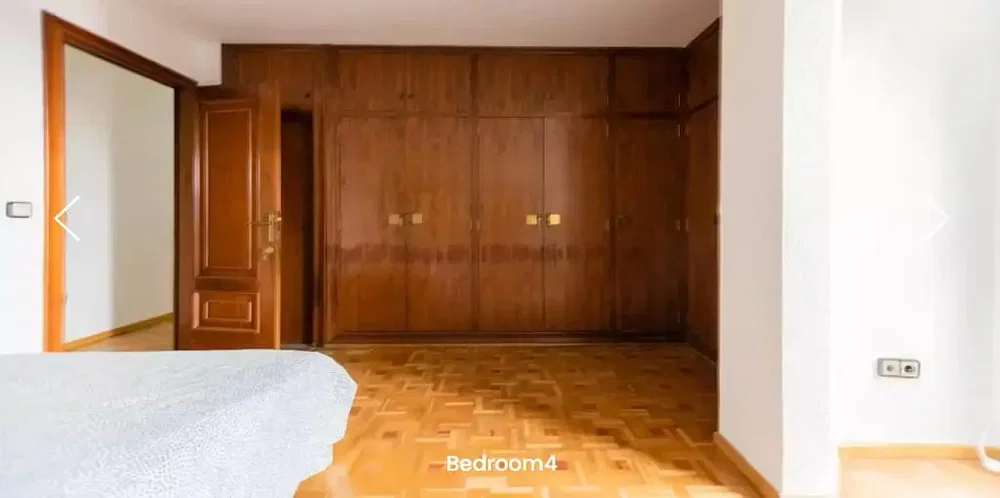 Schlafzimmer; holzboden, tageslicht