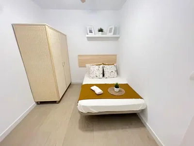 Spavaća soba; drveni pod, prirodno svjetlo