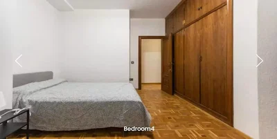 Schlafzimmer; holzboden, tageslicht