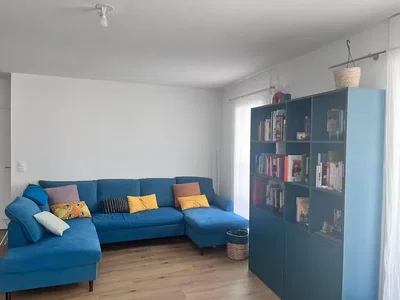 Oturma odası; ahşap zemin, doğal ışık