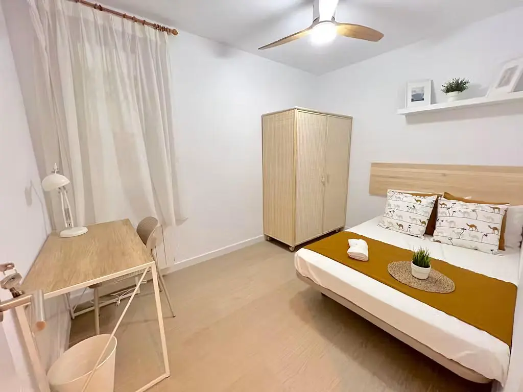 Spavaća soba; prirodno svjetlo, drveni pod, moderni stil