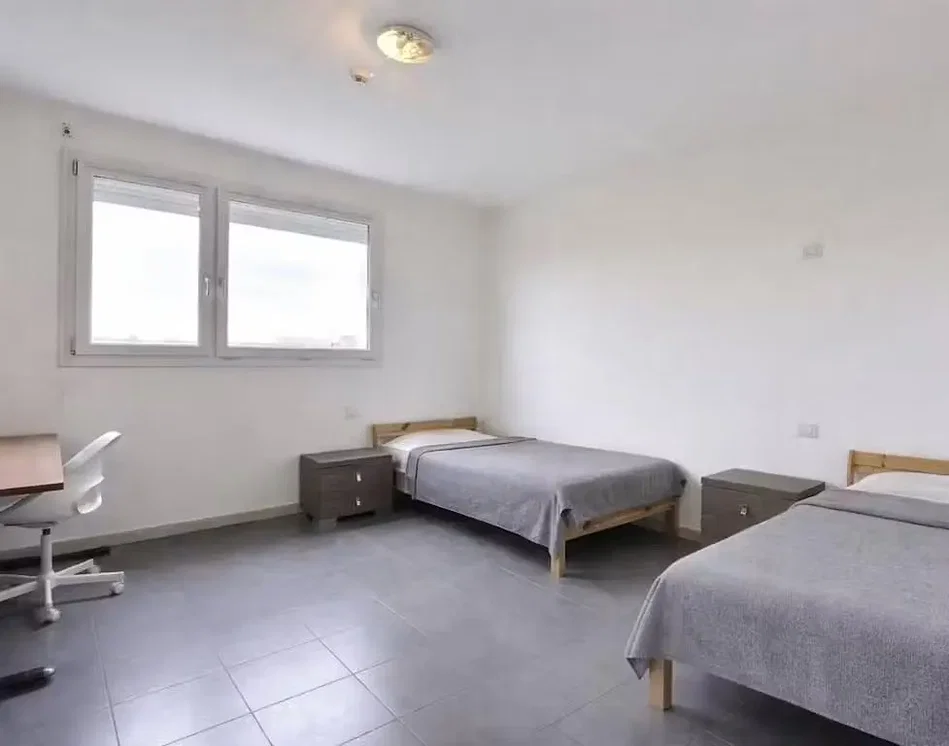 Schlafzimmer; fliesenboden, tageslicht