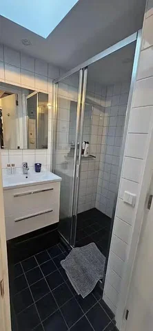 Łazienka; podłoga z płytek, światło dzienne
