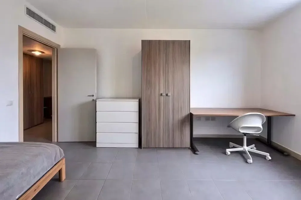 Schlafzimmer; fliesenboden, tageslicht