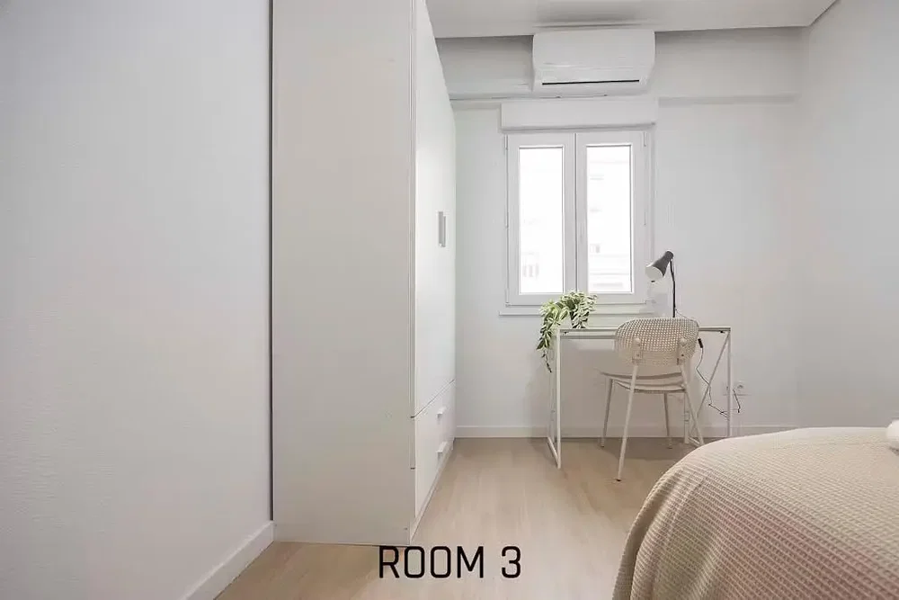 Spavaća soba; prirodno svjetlo, drveni pod