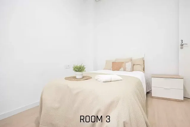 Schlafzimmer; tageslicht, holzboden
