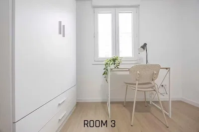 Spavaća soba; drveni pod, prirodno svjetlo