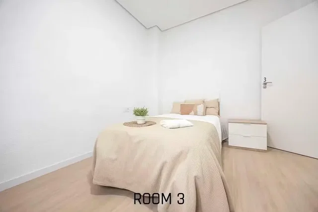 Schlafzimmer; tageslicht, holzboden, renoviert