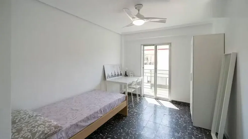 Slaapkamer; natuurlijk licht, tegelvloer