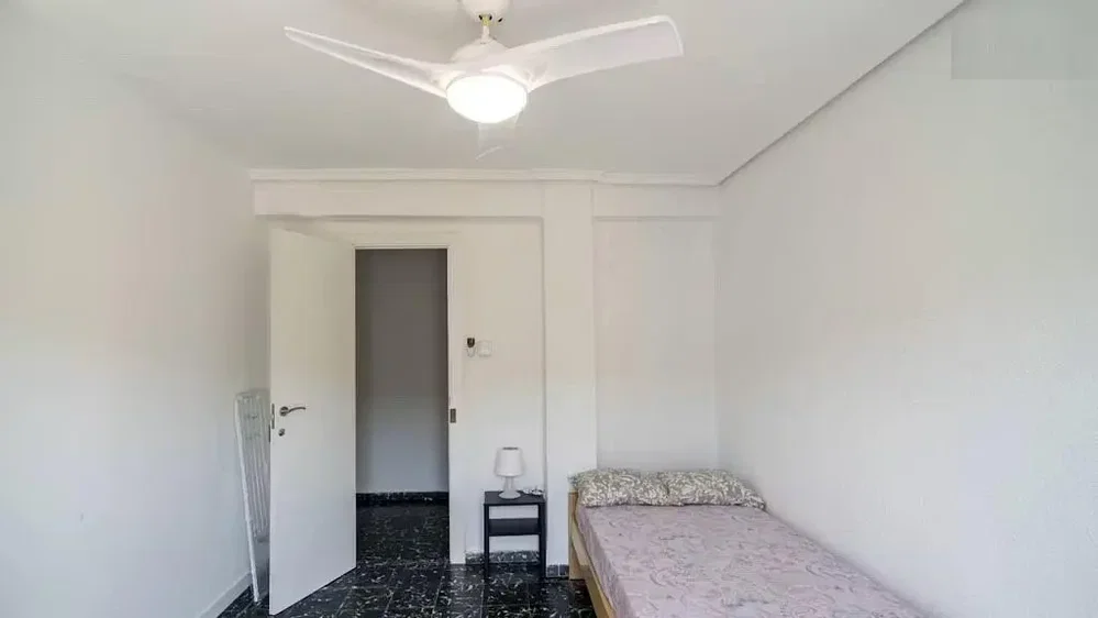 Schlafzimmer; tageslicht, fliesenboden