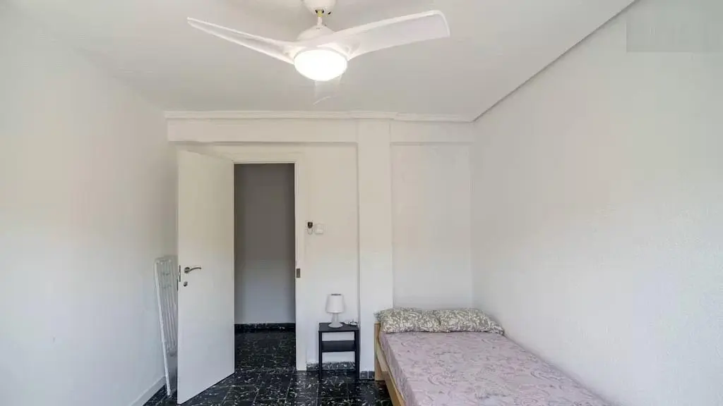 Schlafzimmer; tageslicht, fliesenboden