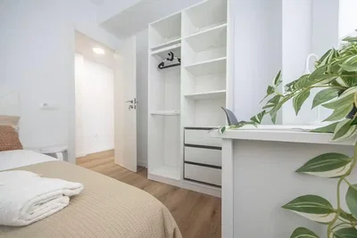 Schlafzimmer; tageslicht, holzboden