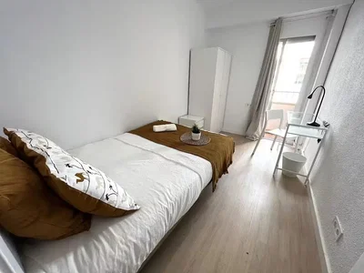 Schlafzimmer; holzboden, tageslicht