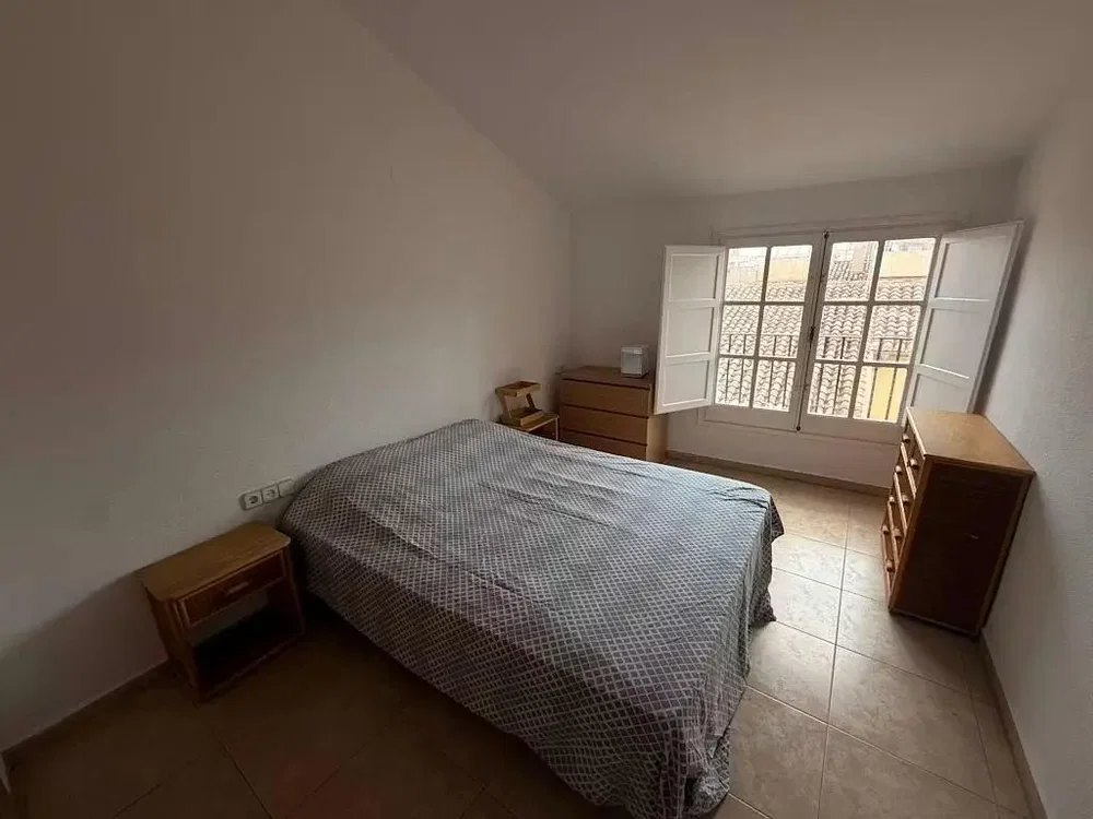 Camera da letto; pavimento in piastrelle, luce naturale