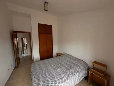 Camera da letto; pavimento in piastrelle