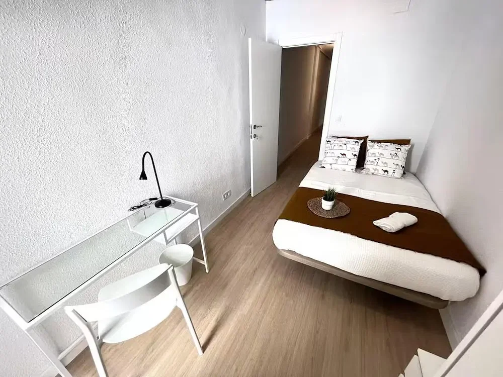 Schlafzimmer; tageslicht, holzboden