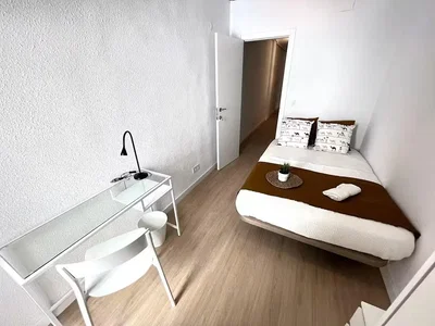 Schlafzimmer; tageslicht, holzboden