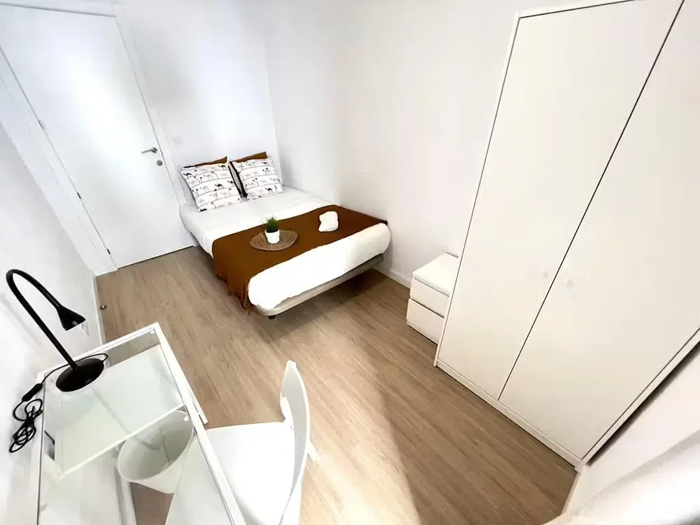 Schlafzimmer; holzboden, tageslicht