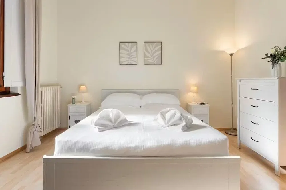Schlafzimmer; holzboden, tageslicht, moderner stil