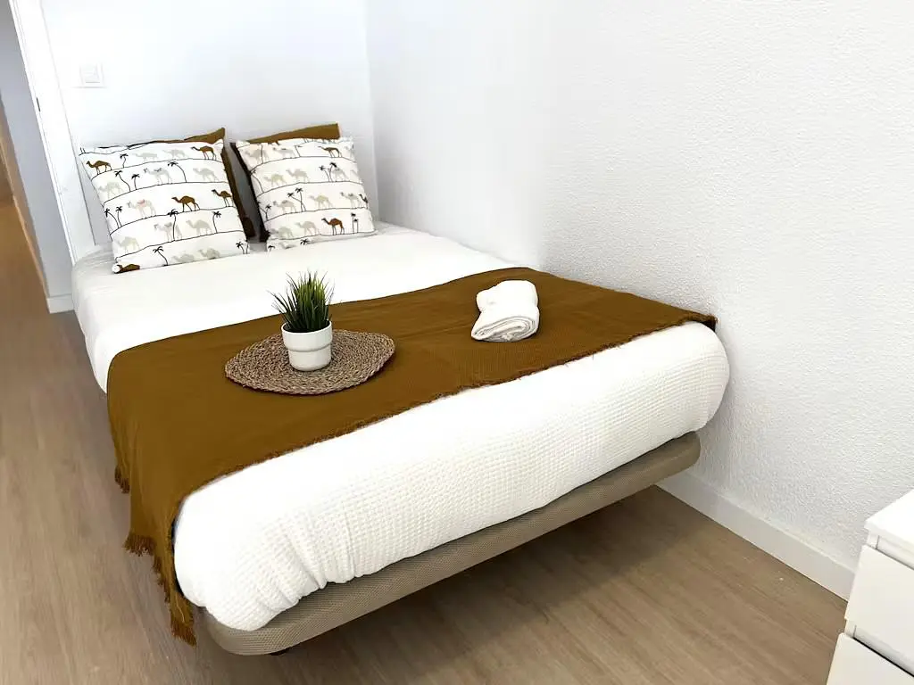 Schlafzimmer; holzboden, tageslicht
