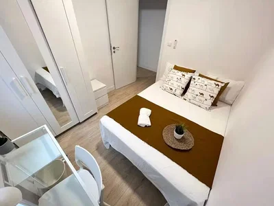 Spavaća soba; drveni pod, prirodno svjetlo