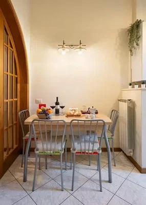 Wohnzimmer; fliesenboden, tageslicht