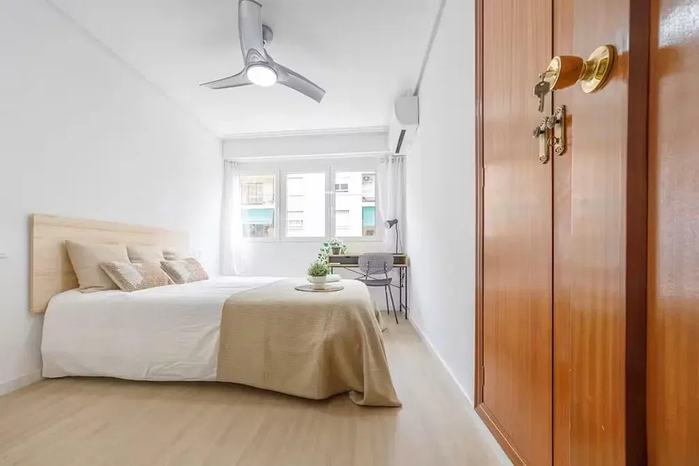 Schlafzimmer; holzboden, tageslicht