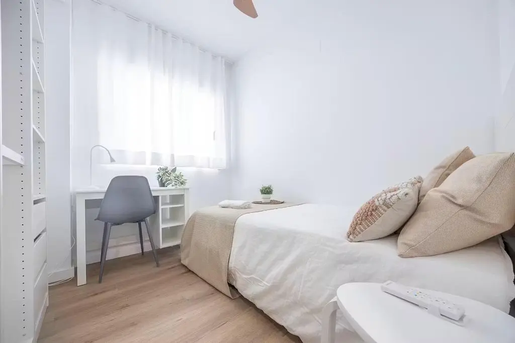 Schlafzimmer; holzboden, tageslicht