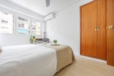 Schlafzimmer; tageslicht, holzboden