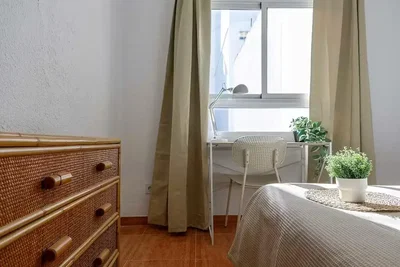 Schlafzimmer; tageslicht, holzboden, moderner stil