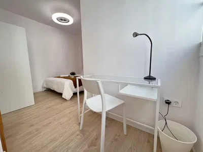 Schlafzimmer; holzboden, tageslicht