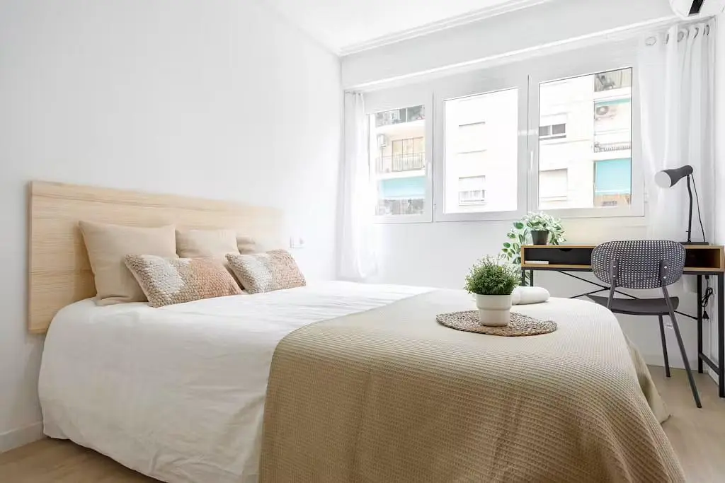 Schlafzimmer; tageslicht, moderner stil
