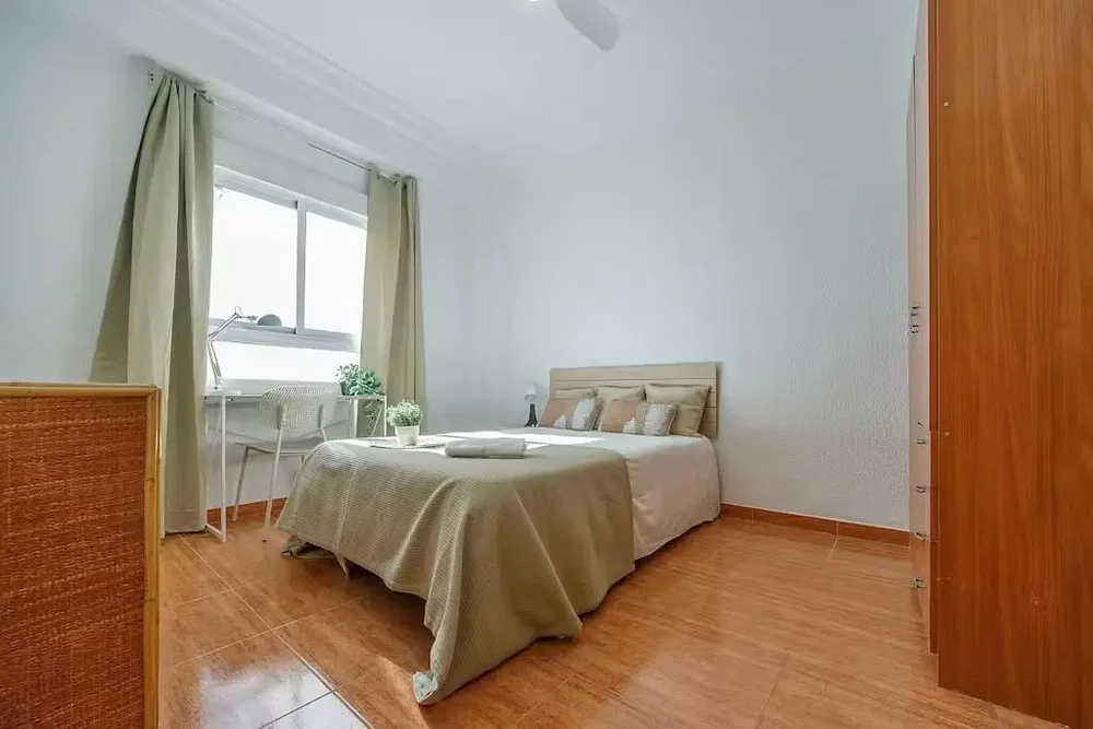 Schlafzimmer; fliesenboden, tageslicht