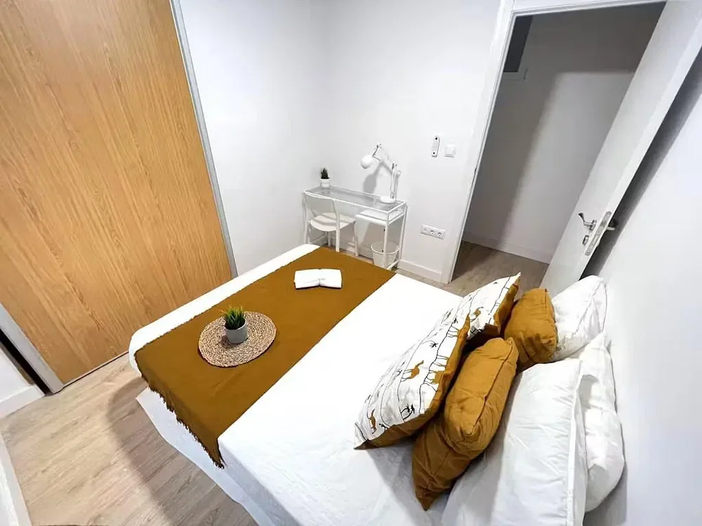 Schlafzimmer; holzboden, tageslicht