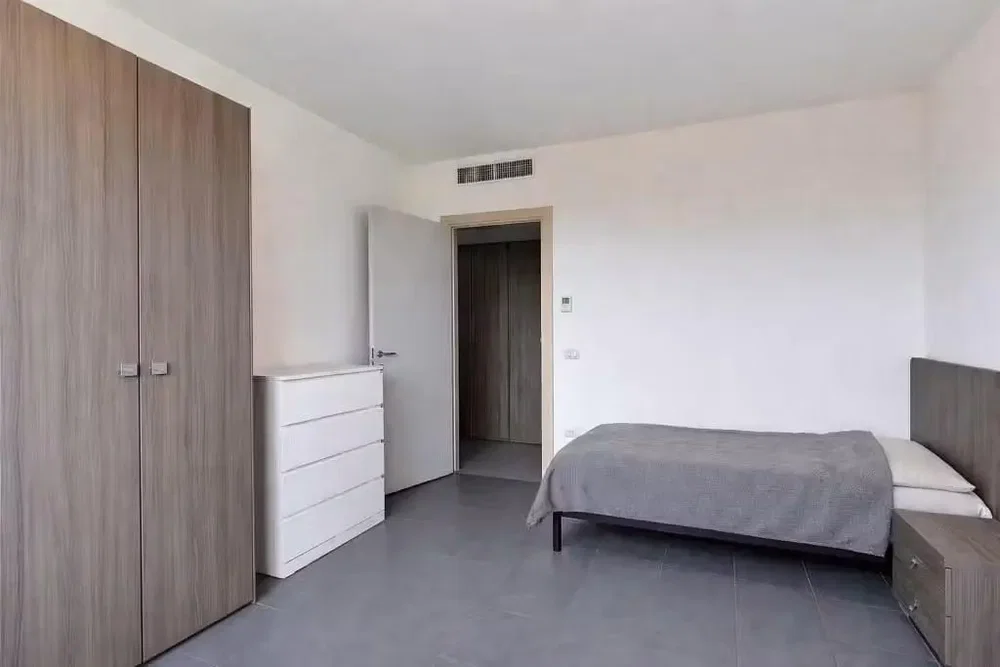 Schlafzimmer; fliesenboden, tageslicht