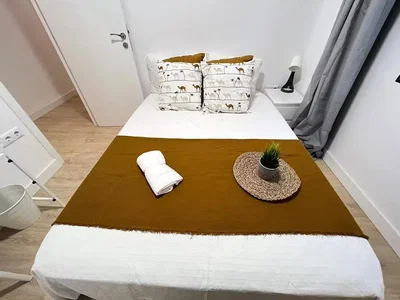 Schlafzimmer; holzboden, tageslicht